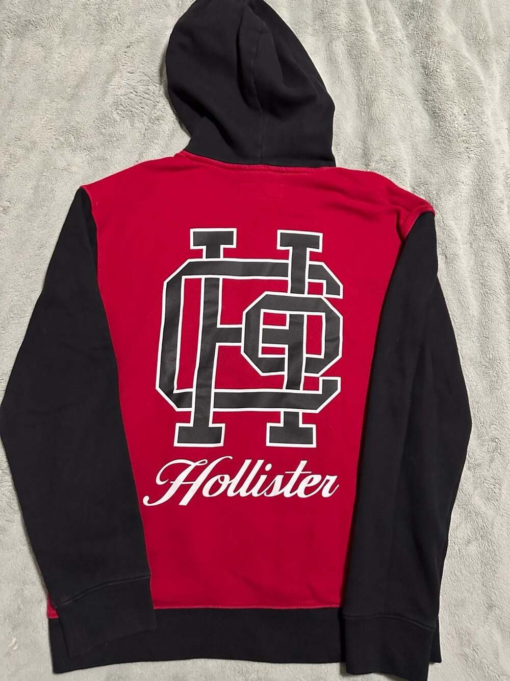 Hollister Men's Red and Black Colorblock Pullover Graphic Logo Hoodie, Small